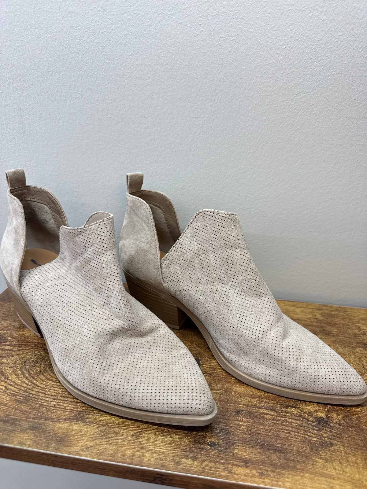 GR 0010 Tan Suede Booties - sz 9.5