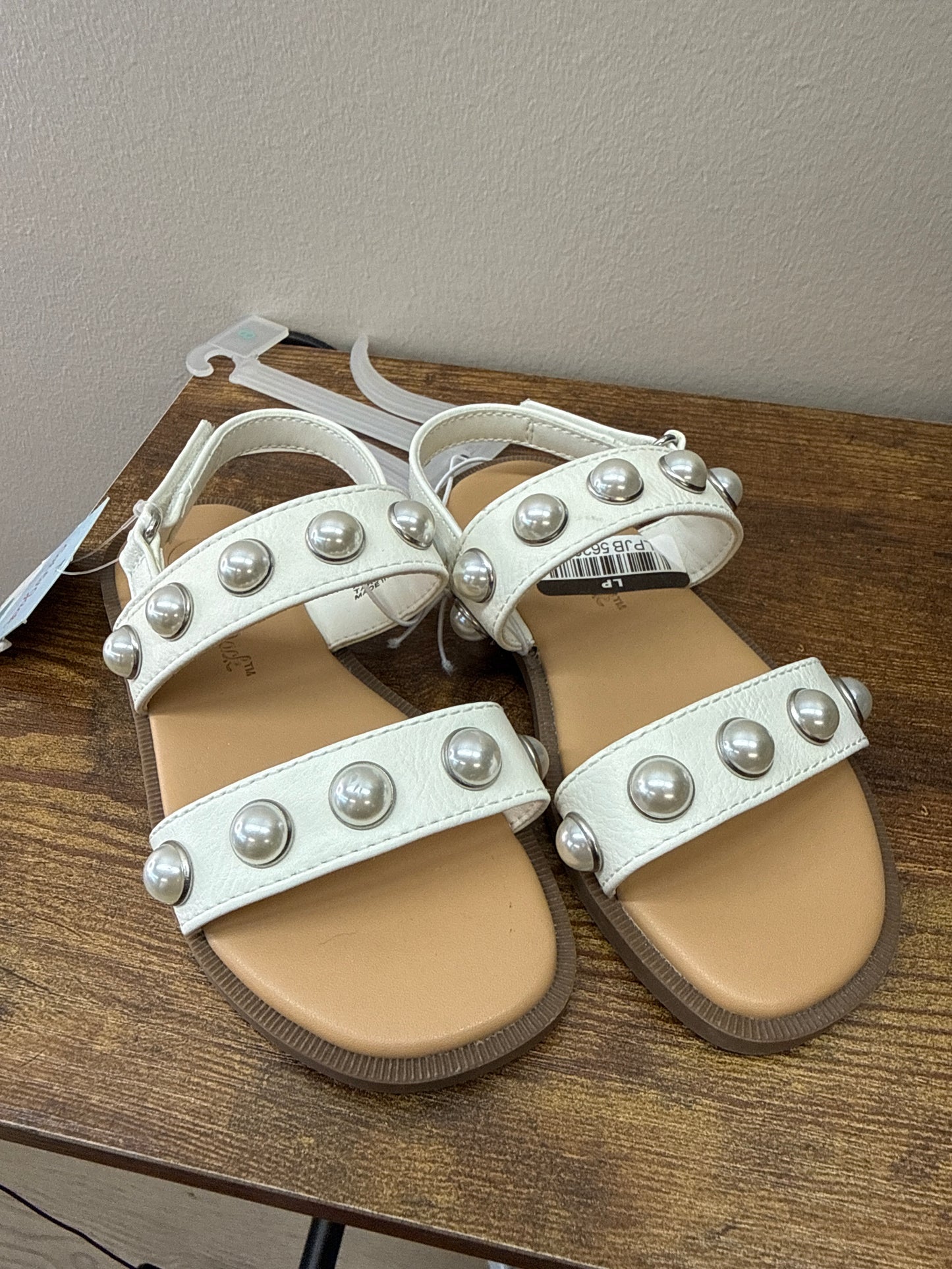 GR*0016 NWT White Stud Sandal - child’s 8