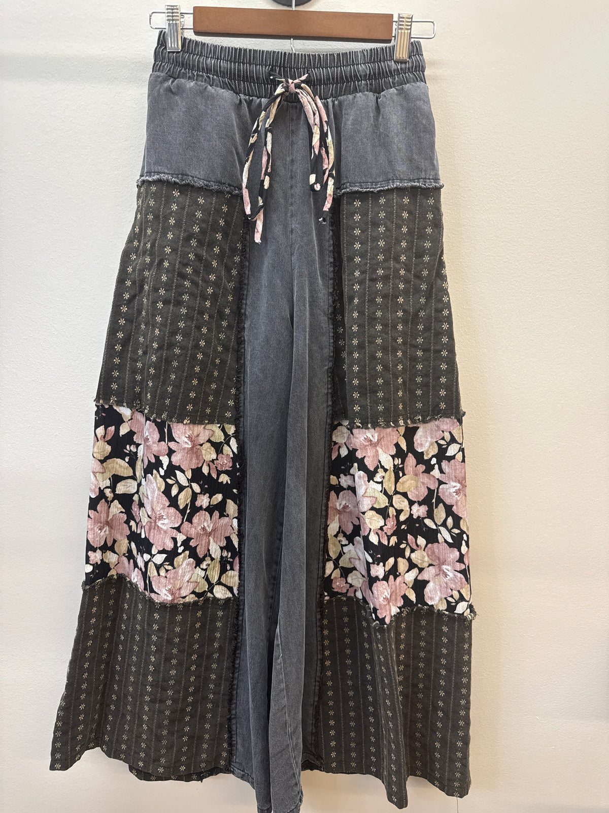 PK*0009 Sage + Fig Floral Pants - Small