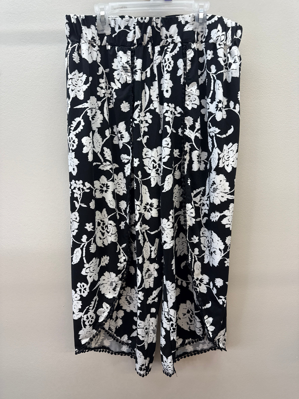 OR 0011 Black Floral Crop Pants - Large