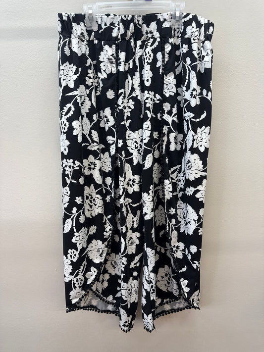 OR 0011 Black Floral Crop Pants - Large
