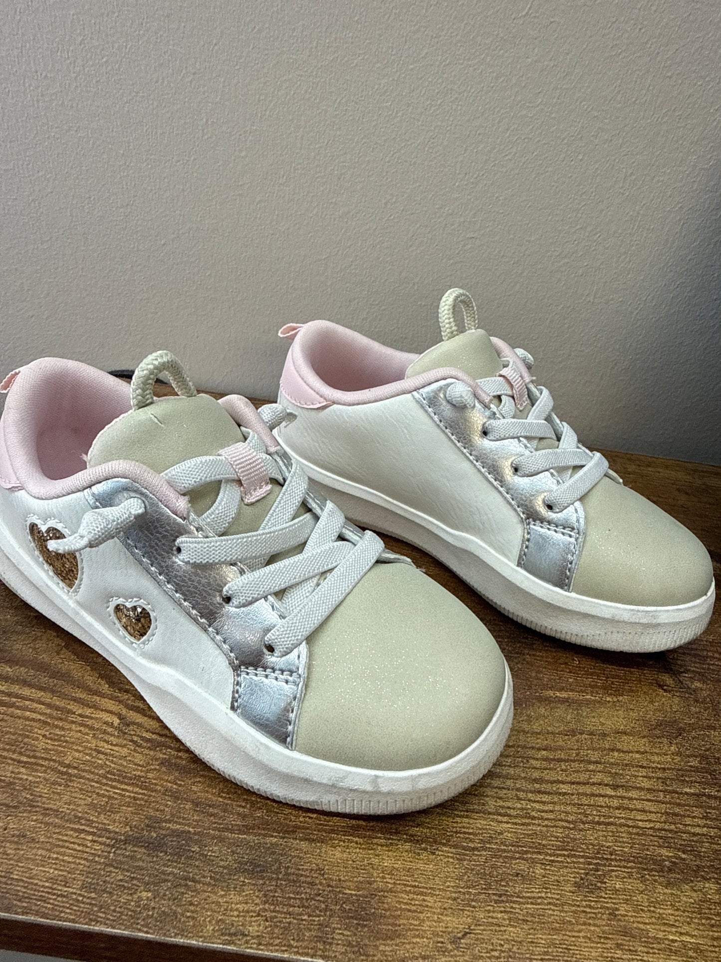 GR*0016 OshKosh Heart Sneakers - childs 8