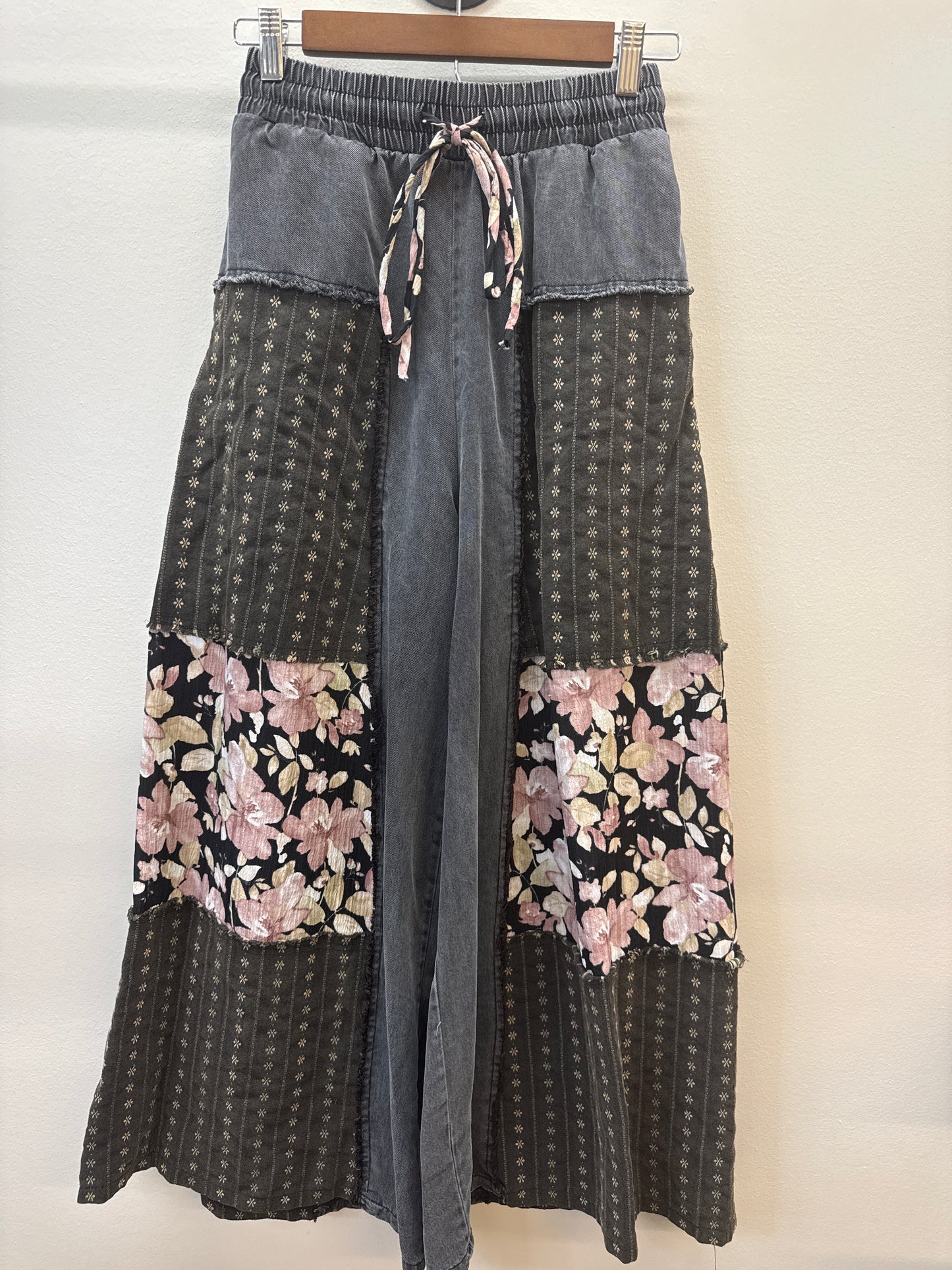 PK*0009 Sage + Fig Floral Pants - Small
