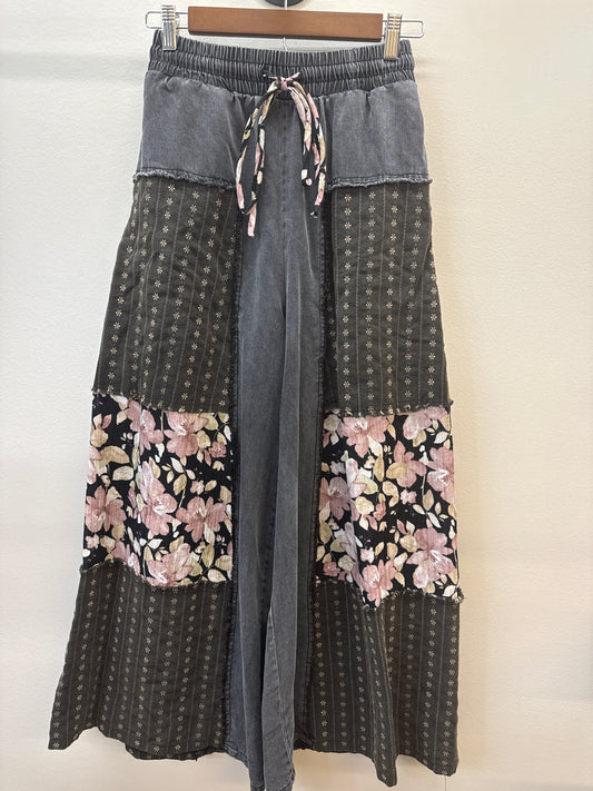 PK*0009 Sage + Fig Floral Pants - Small